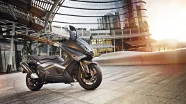 2015-Yamaha-T-MAX-SPECIAL-EU-Liquid-Darkness-Static-001.webp